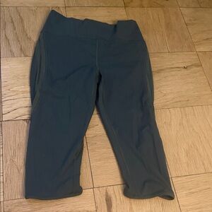 Lululemon Like New Green Capri Leggings